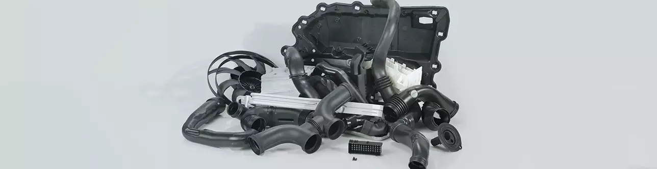 verschiedene Autoteile aus Kunststoff vorm Recycling