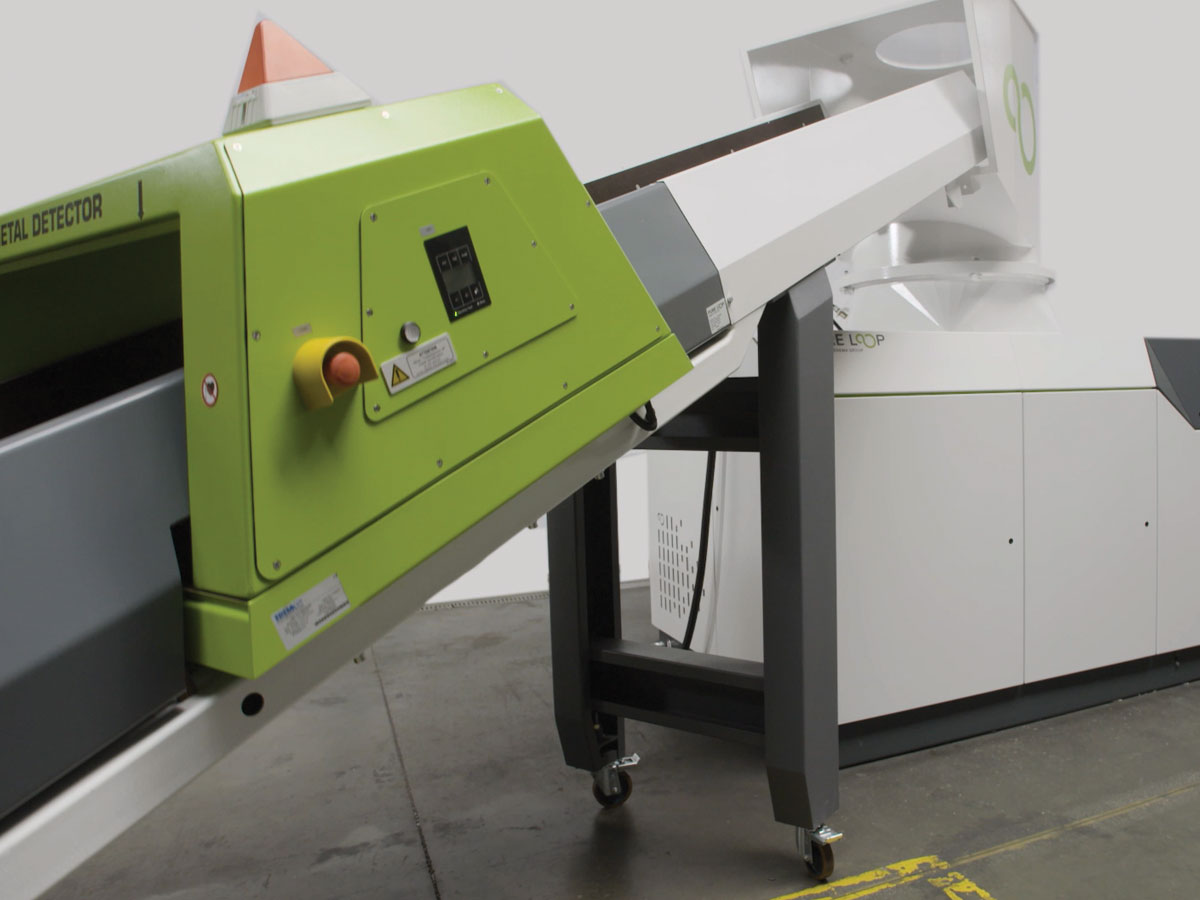 Conveyor belt and reel intake of the plastic recycling machine 