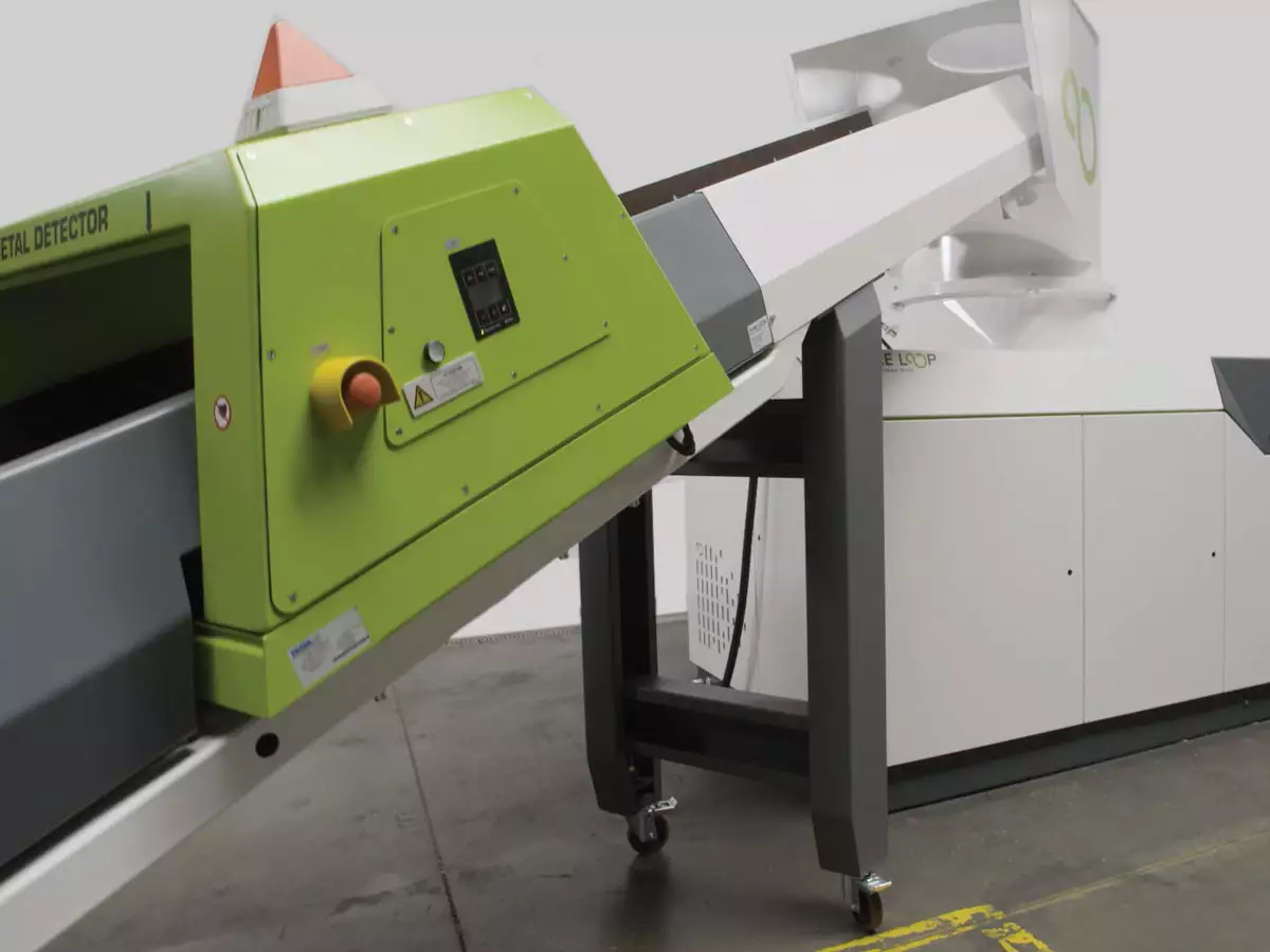 Förderband und Rolleinzug der Kunststoff Recycling Maschine 