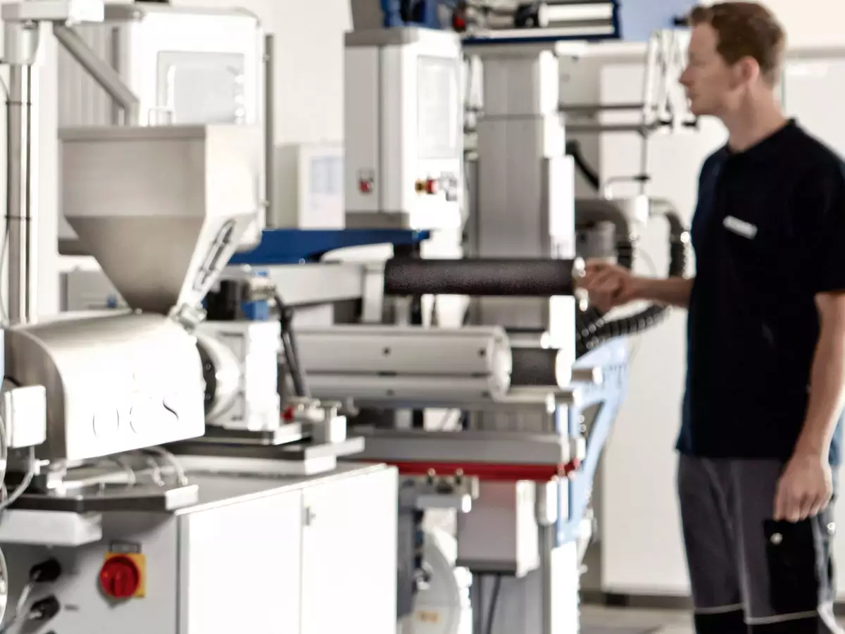 Pure Loop Mitarbeiter an der Kunststoff Recycling Maschine 