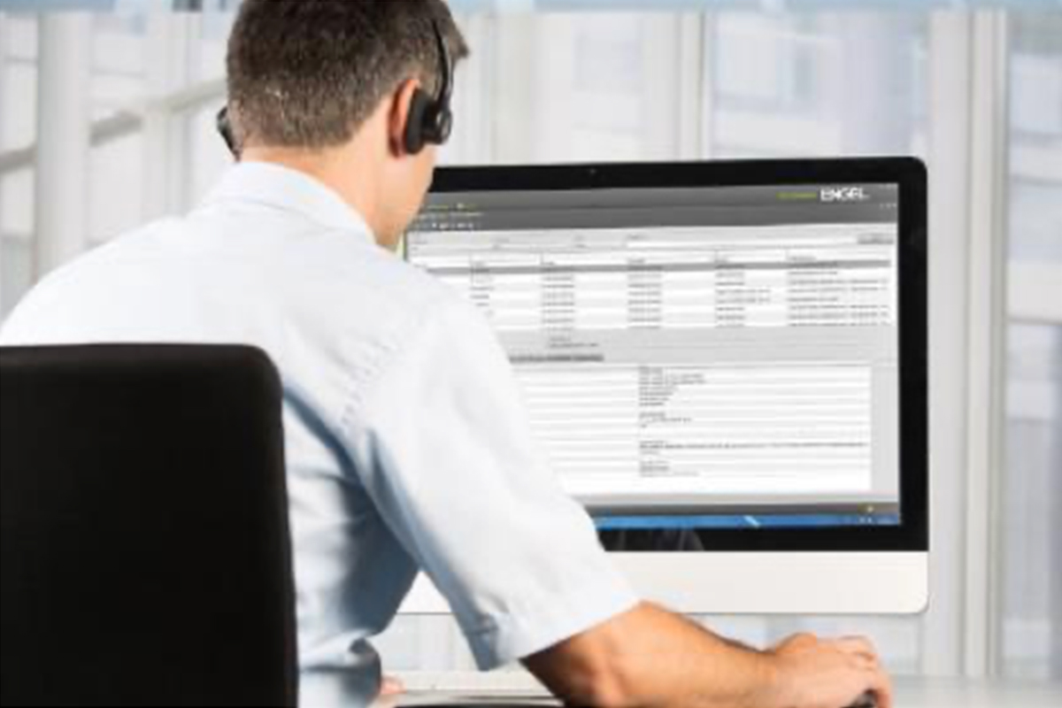 Online support employee at work.